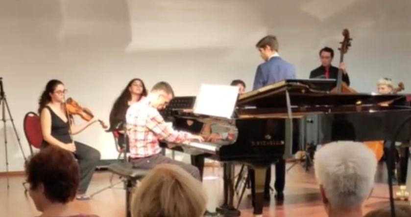 Gregor am Klavier mit Dirigent